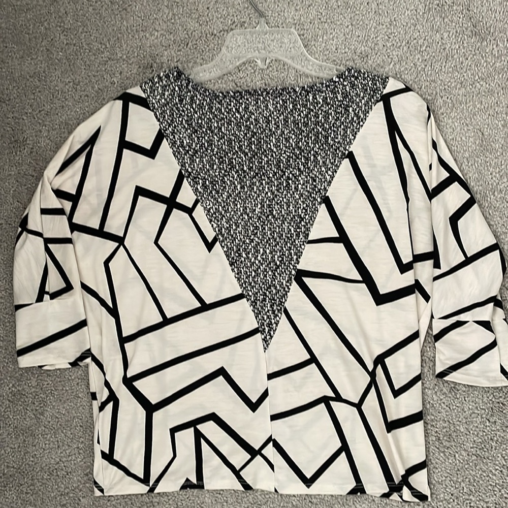 Adorable DAYTRIP Top! - Picture 3 of 3